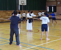 令和元年10月7日(月)、武道推進モデル校として三条市立本成寺中学校3年生3クラスに対して銃剣道の授業を行いました。