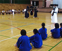 令和元年10月7日(月)、武道推進モデル校として三条市立本成寺中学校3年生3クラスに対して銃剣道の授業を行いました。